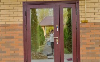 дверь двустворчатая в загородный дом с двумя зеркальными стеклопакетами