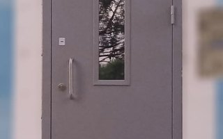 металлическая дверь двухстворчатая ДПДЗ-40, установлена в подъезд